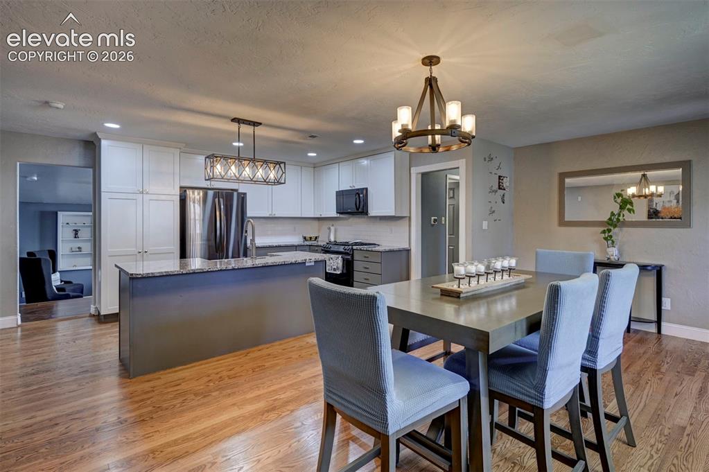 Image 13 of 47: Dining Area