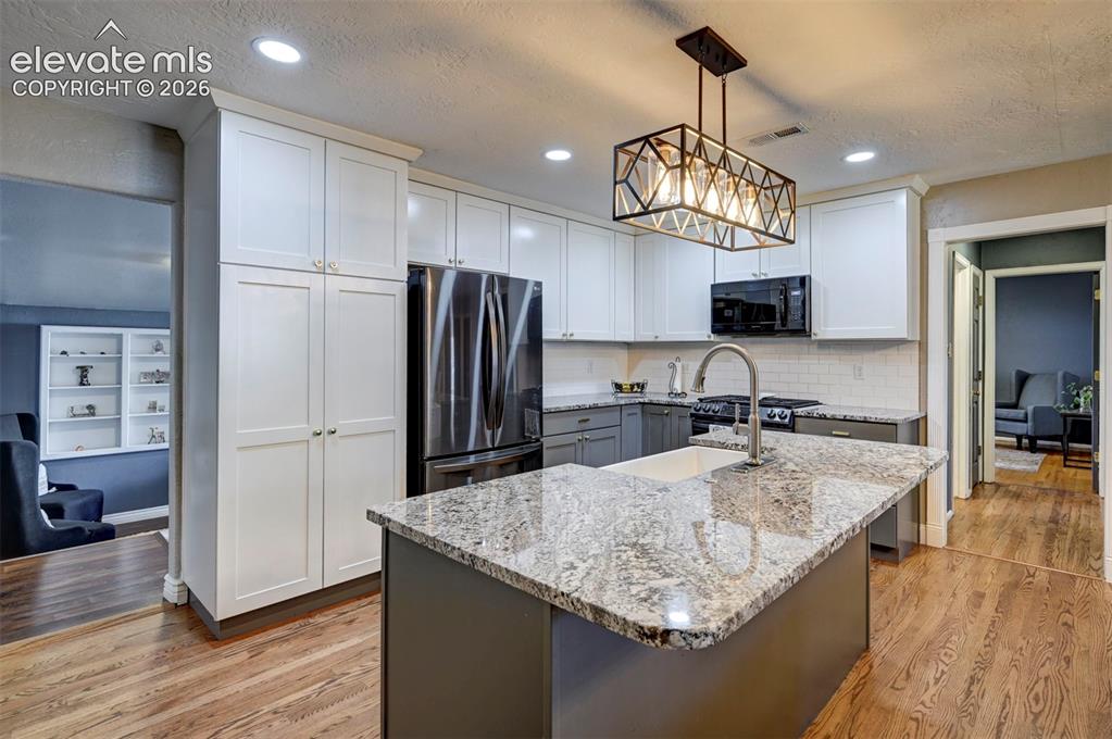 Image 14 of 47: Kitchen