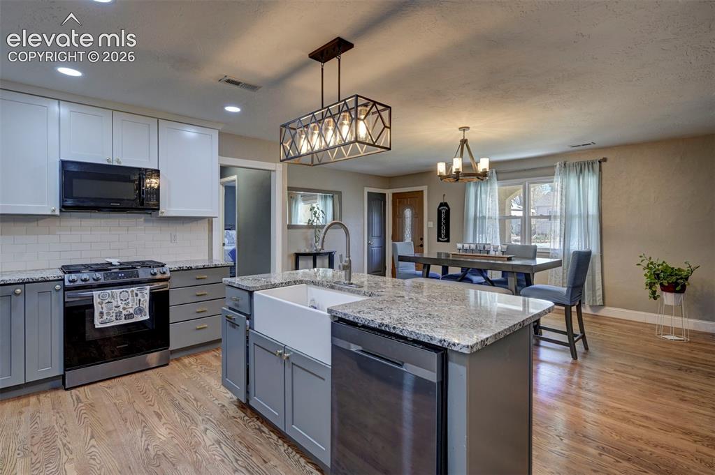 Image 15 of 47: Kitchen