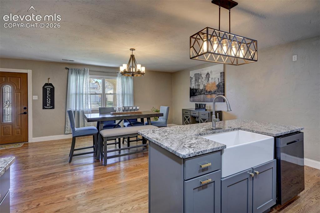 Image 16 of 47: Kitchen