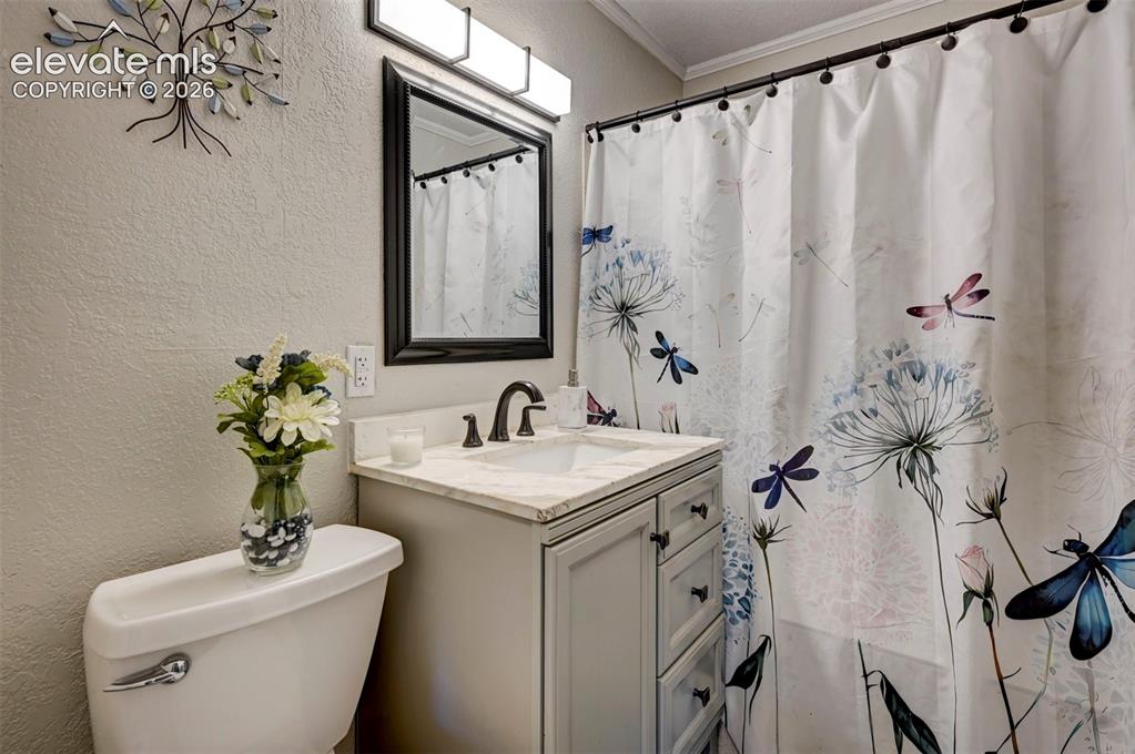Image 19 of 47: Bathroom