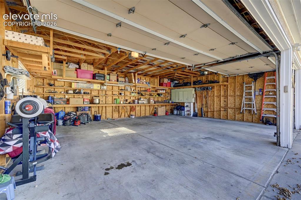 Image 42 of 47: Garage