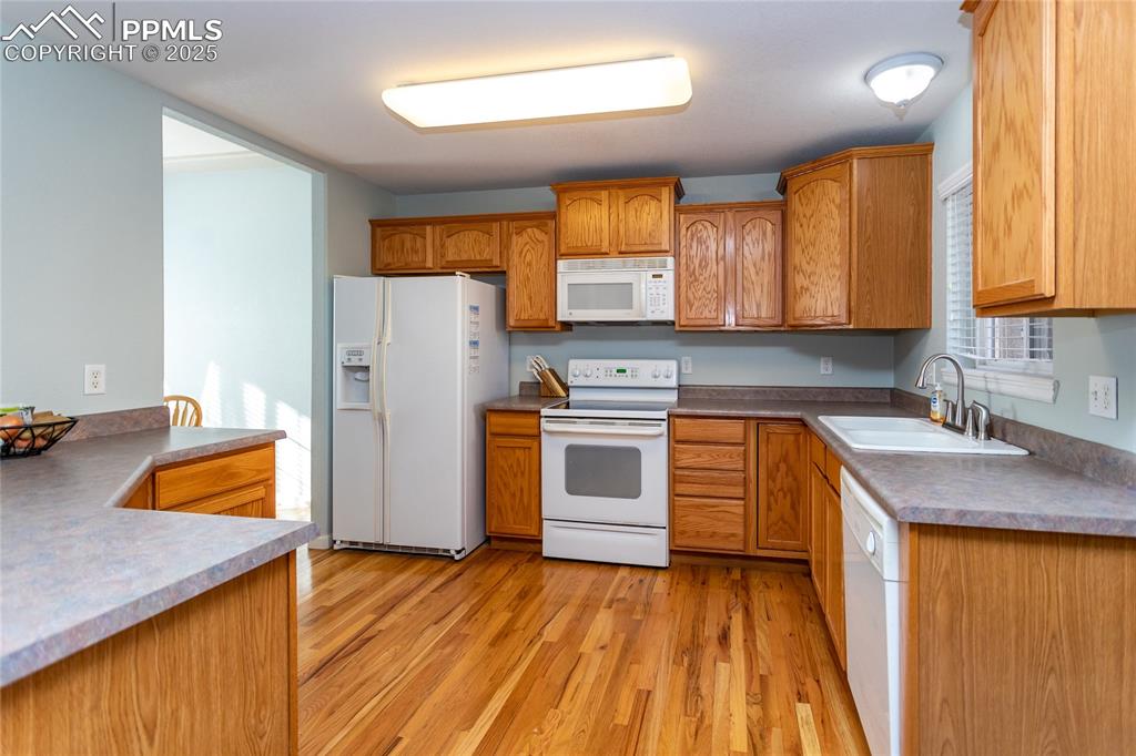 Image 11 of 35: Kitchen