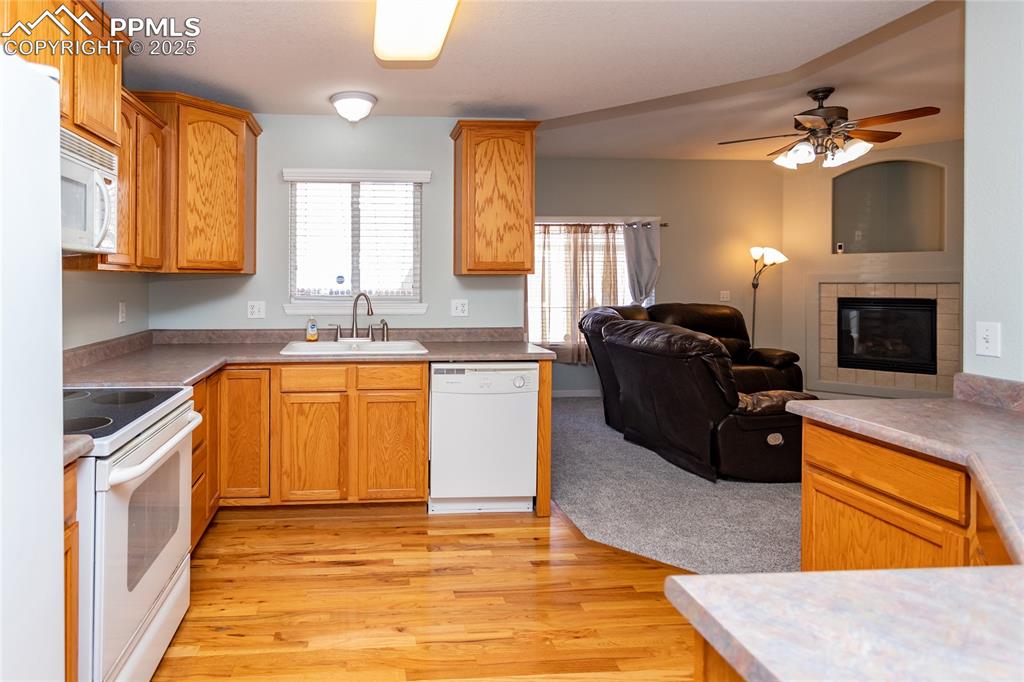 Image 12 of 35: Kitchen