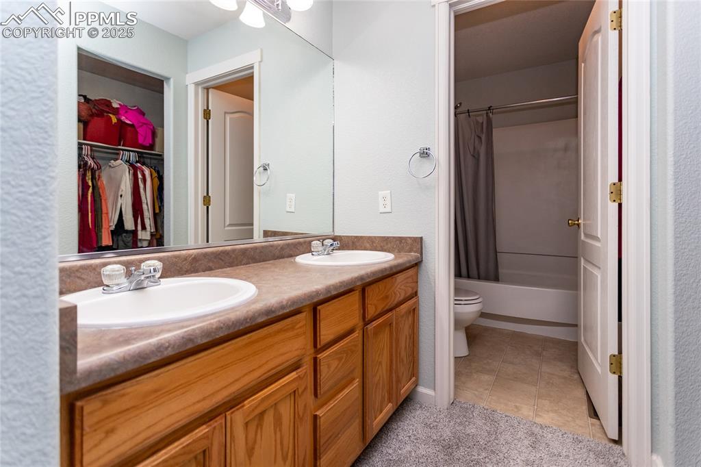 Image 22 of 35: primary bath