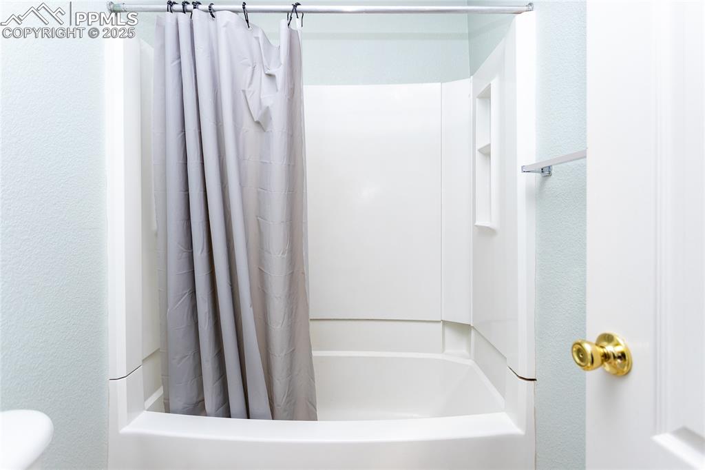 Image 23 of 35: primary bath