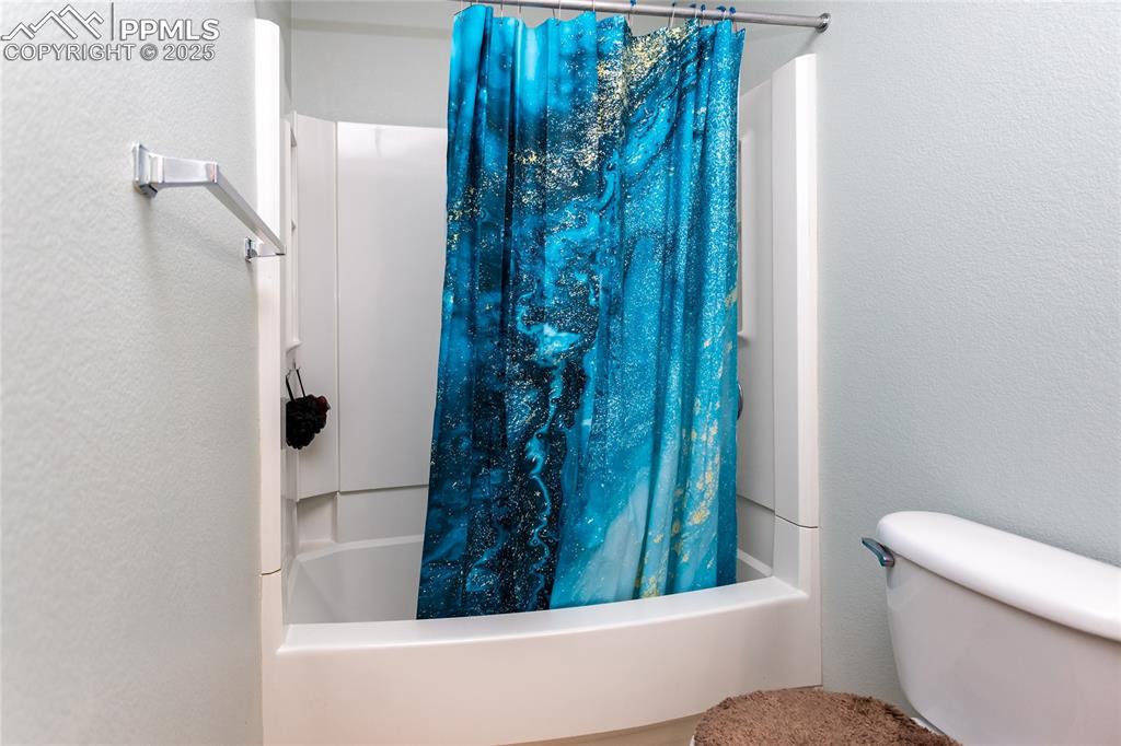 Image 29 of 35: Bathroom