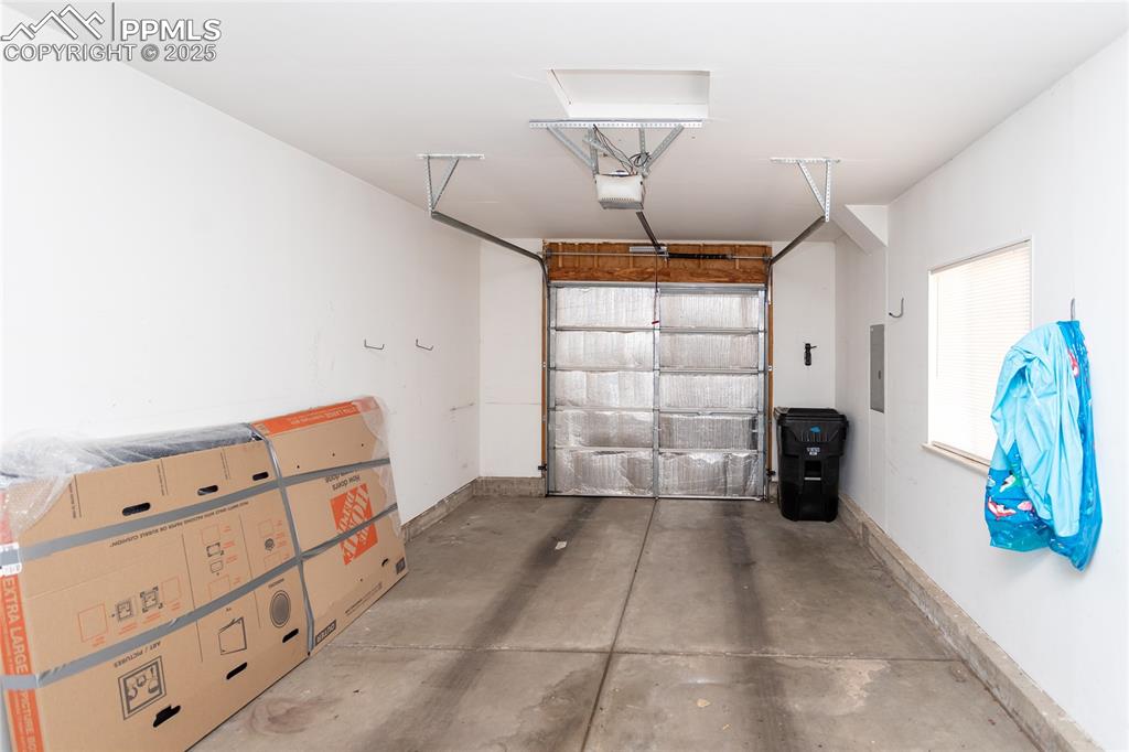 Image 31 of 35: Garage