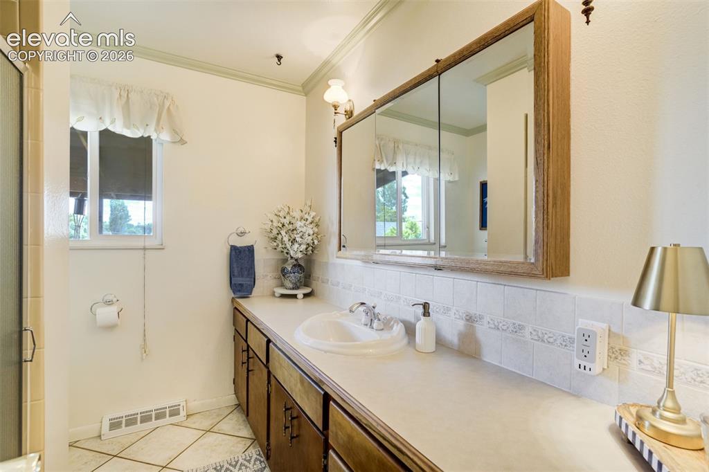 Image 12 of 33: Bathroom