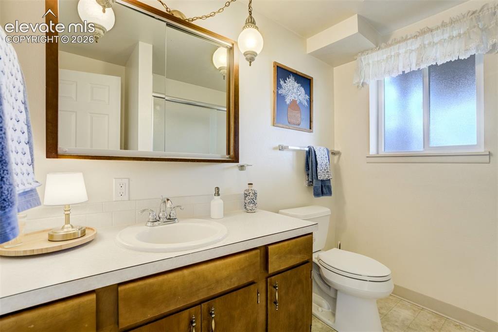 Image 19 of 33: Bathroom