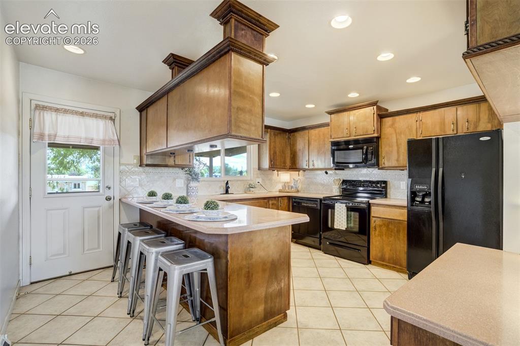 Image 7 of 33: Kitchen