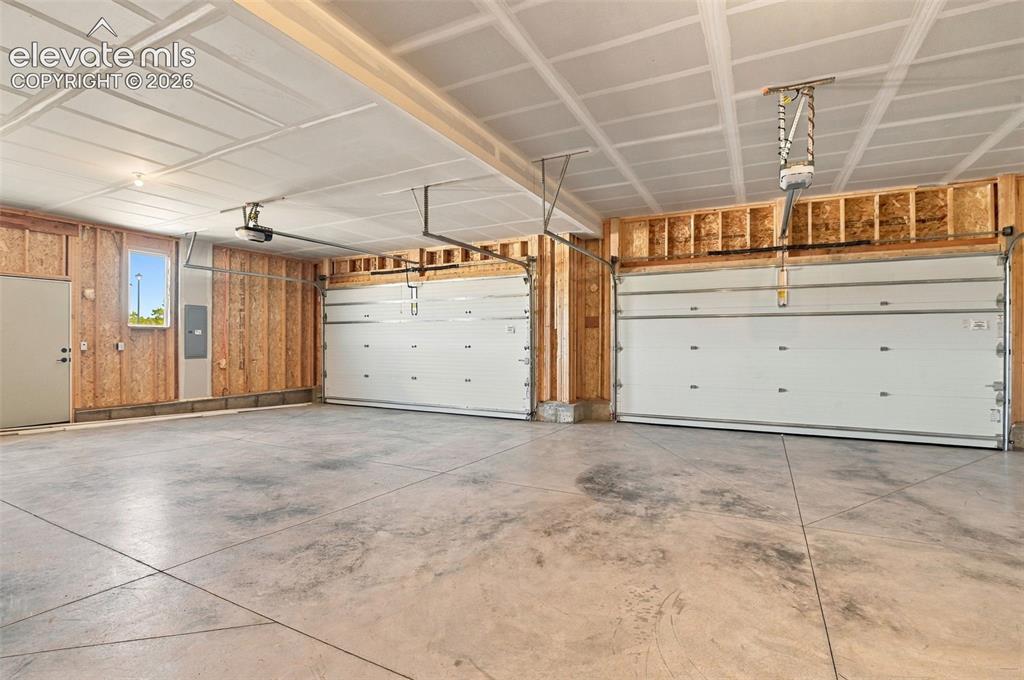 Image 10 of 48: Garage