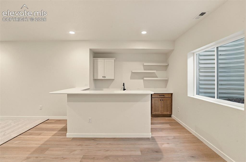 Image 37 of 48: Wet Bar