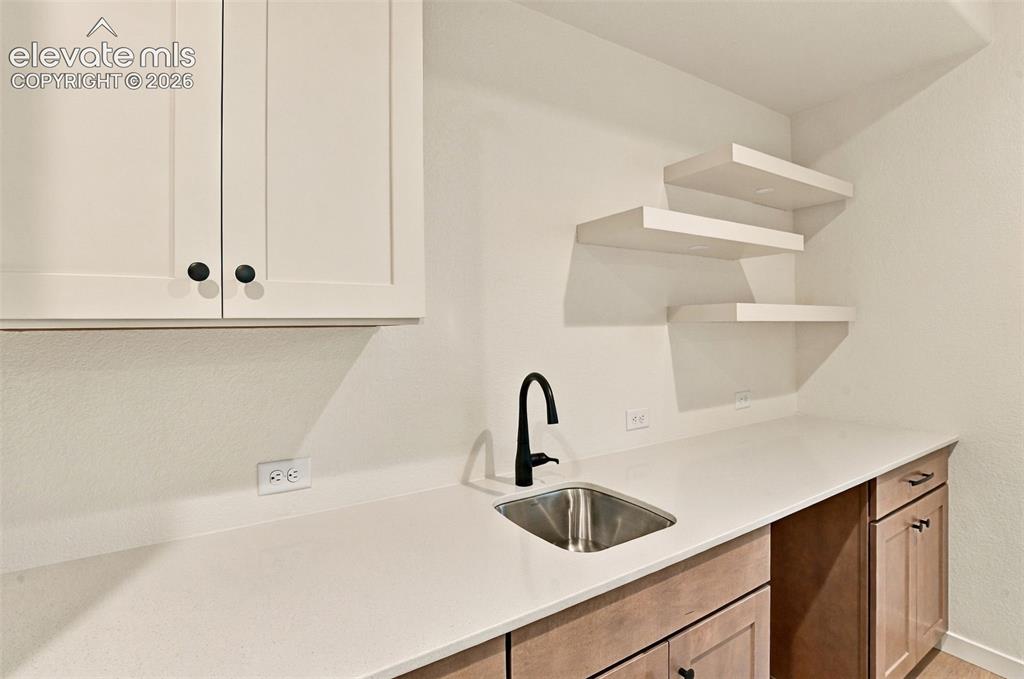 Image 38 of 48: Wet bar