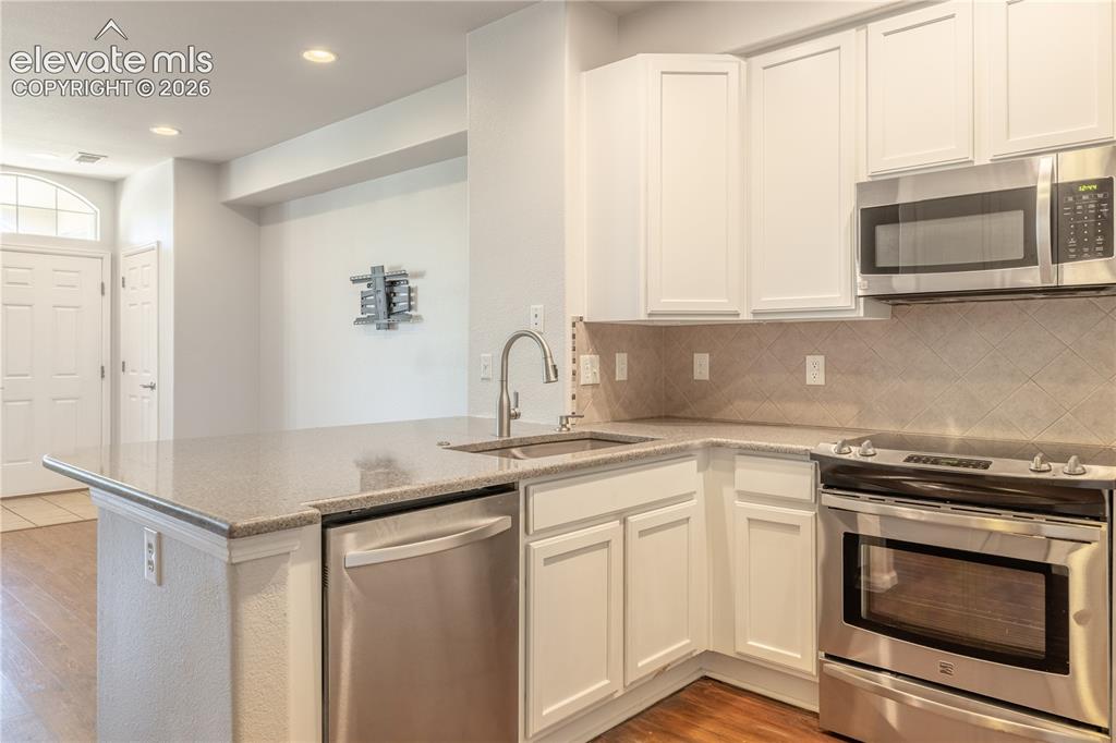 Image 10 of 23: Kitchen
