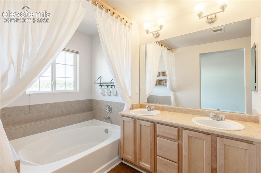 Image 15 of 23: Bathroom
