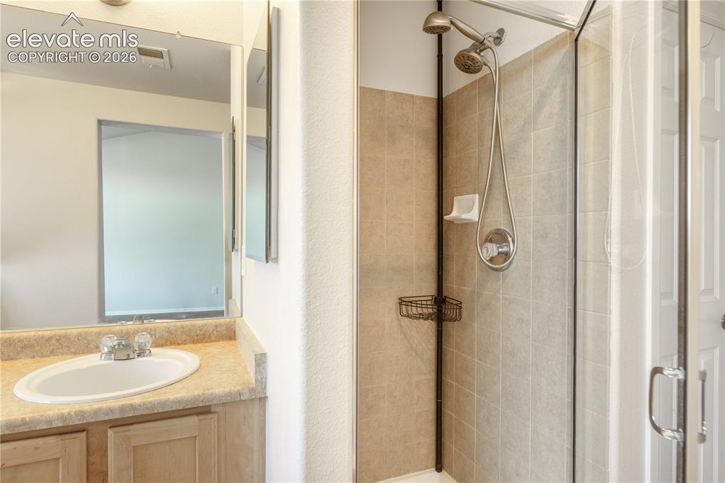 Image 16 of 23: Bathroom