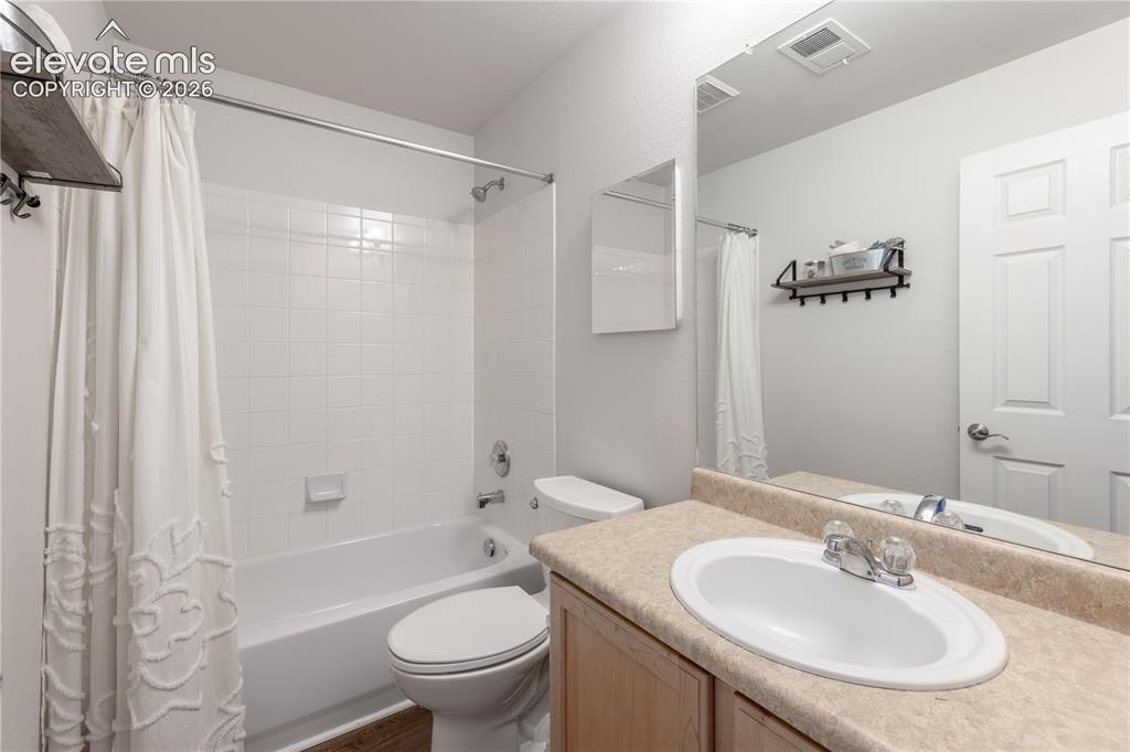 Image 19 of 23: Bathroom
