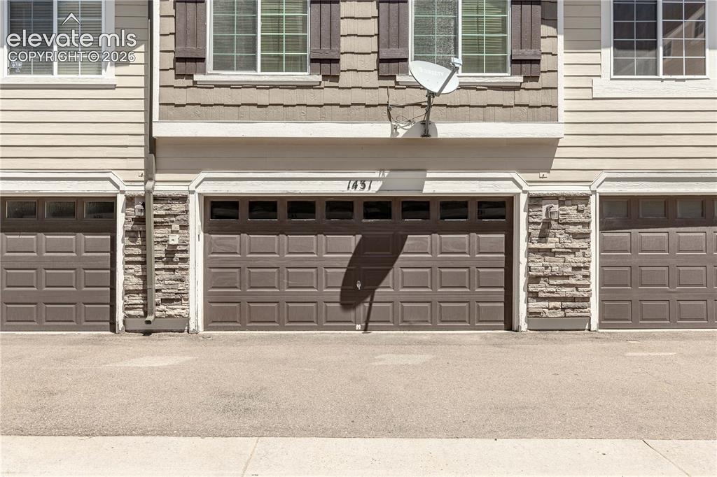 Image 22 of 23: Garage