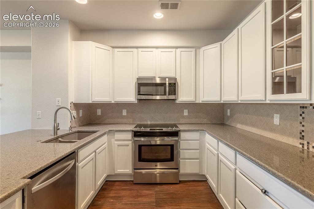 Image 9 of 23: Kitchen