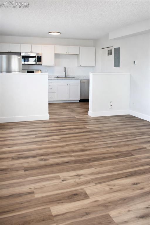 Image 3 of 12: Living room/kitchen