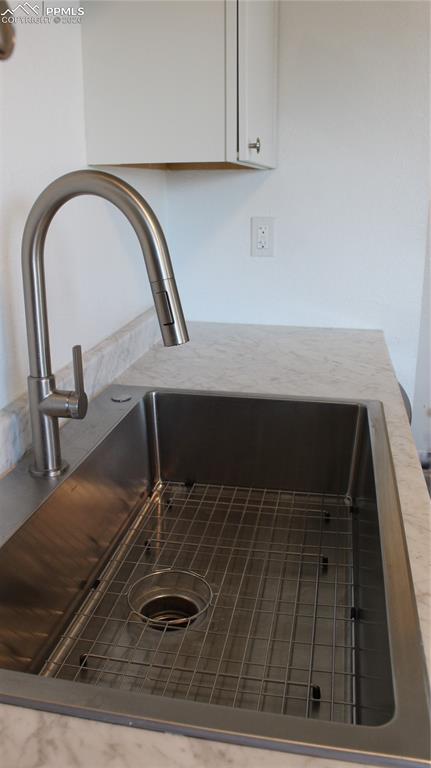 Image 5 of 12: Kitchen sink