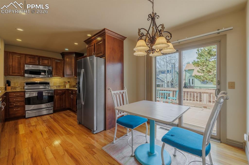 Image 10 of 40: Nook for a quick breakfast and walk out to deck and yard