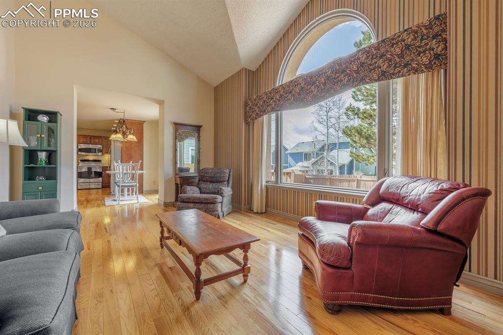 Image 15 of 40: Expansive family room and terrific flowing floor plan on main level
