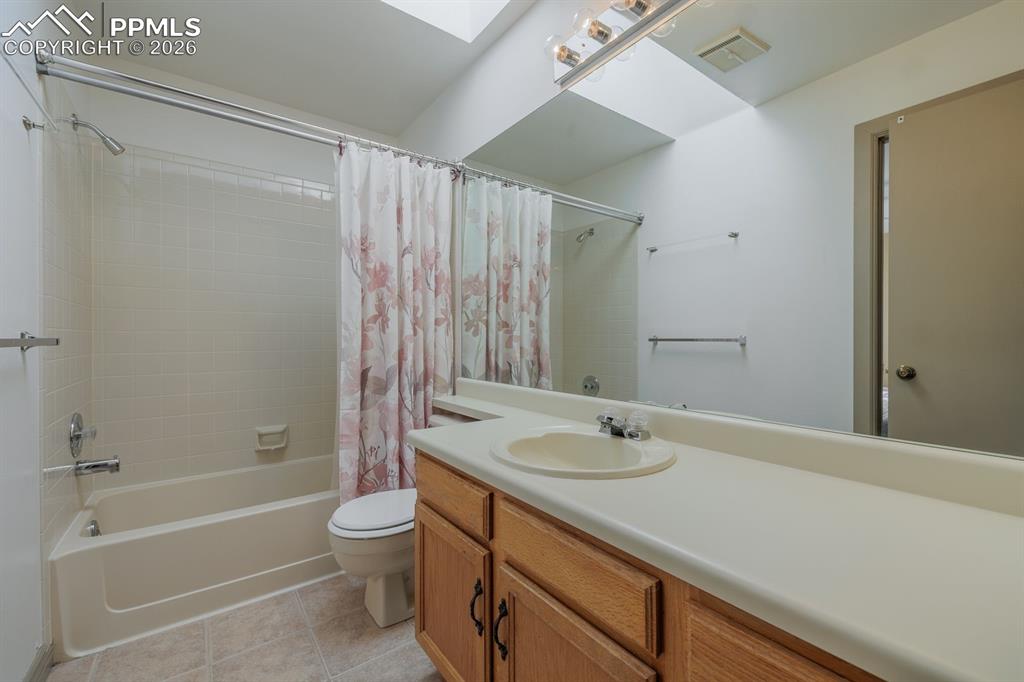 Image 22 of 40: Full bath for both upstairs bedrooms awith a skylight