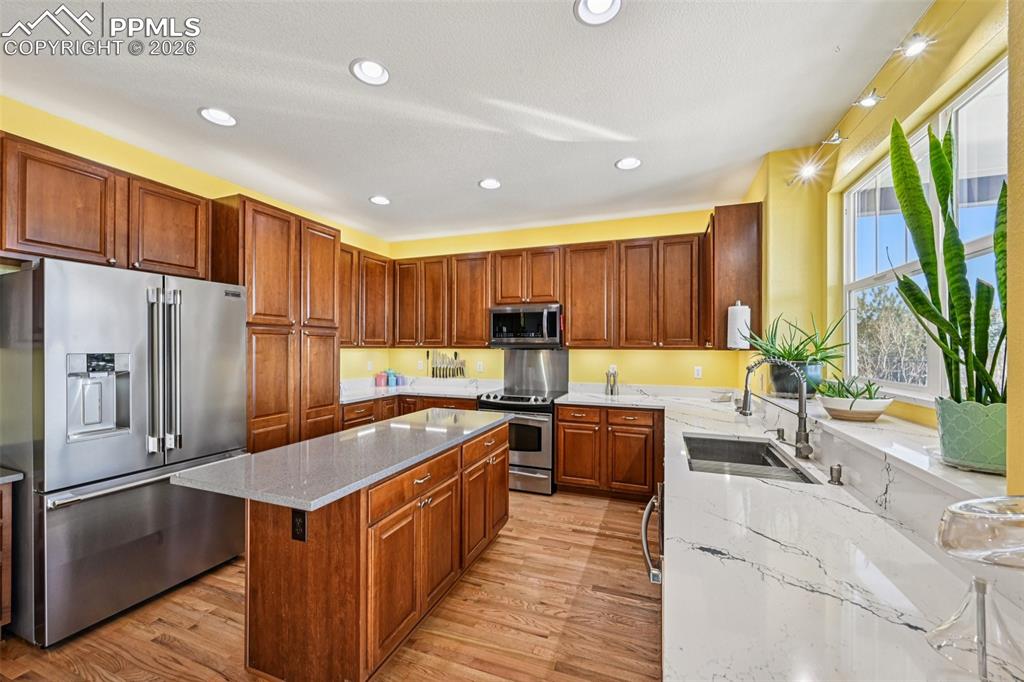 Image 18 of 49: Kitchen