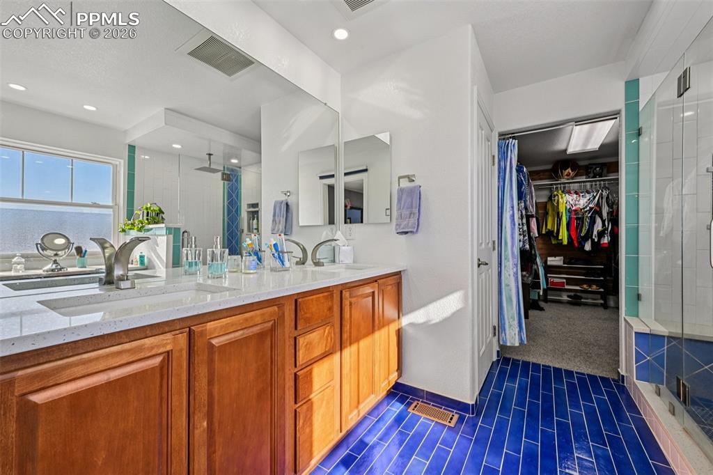 Image 29 of 49: Bathroom