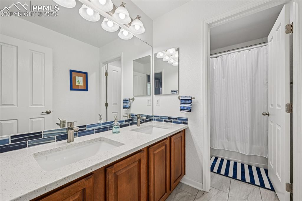 Image 35 of 49: Bathroom