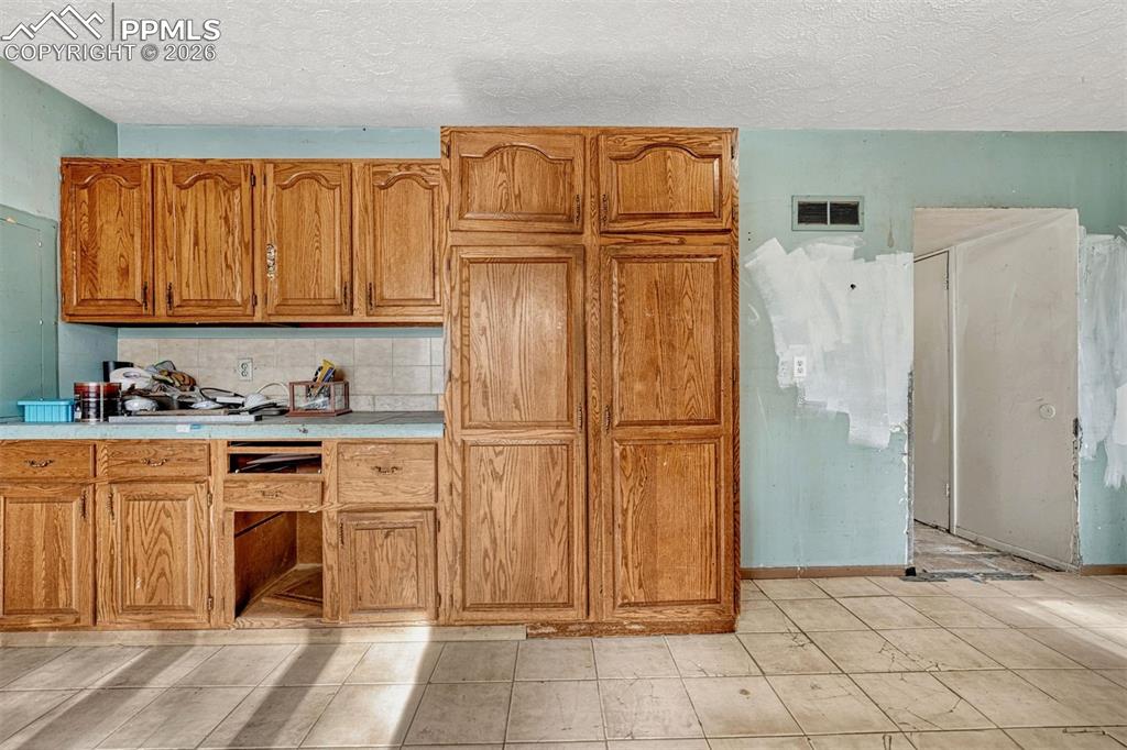 Image 14 of 49: Kitchen