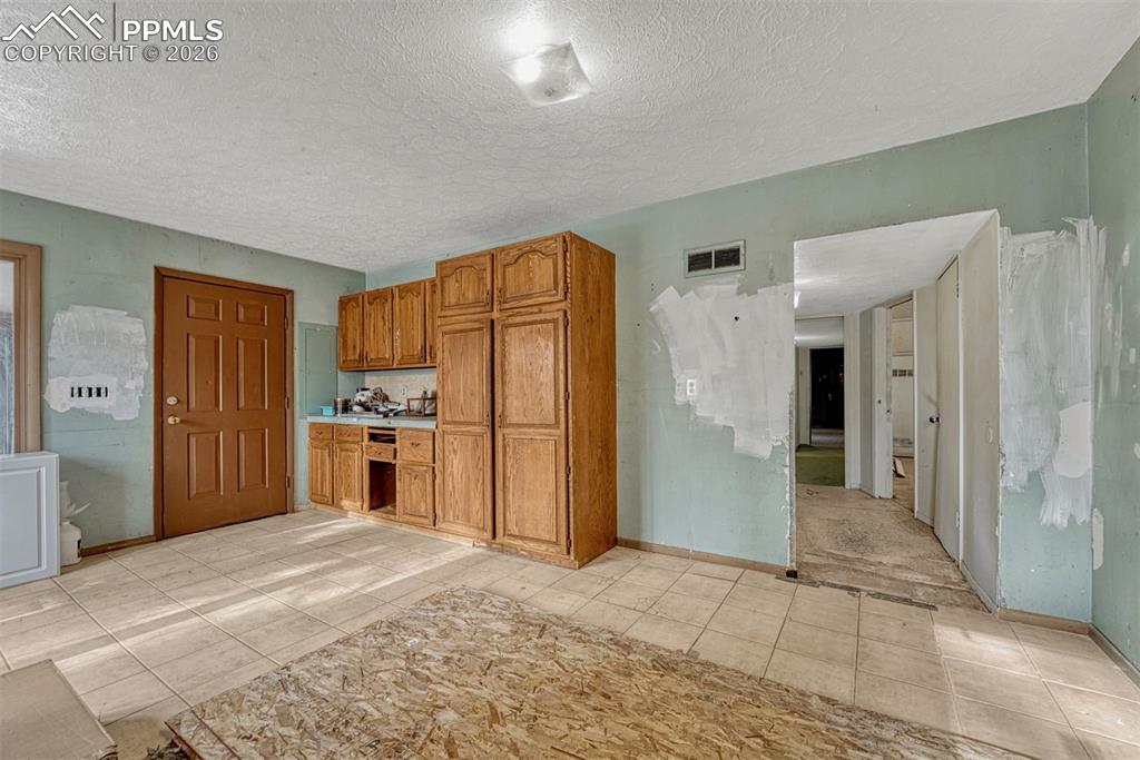 Image 16 of 49: Kitchen