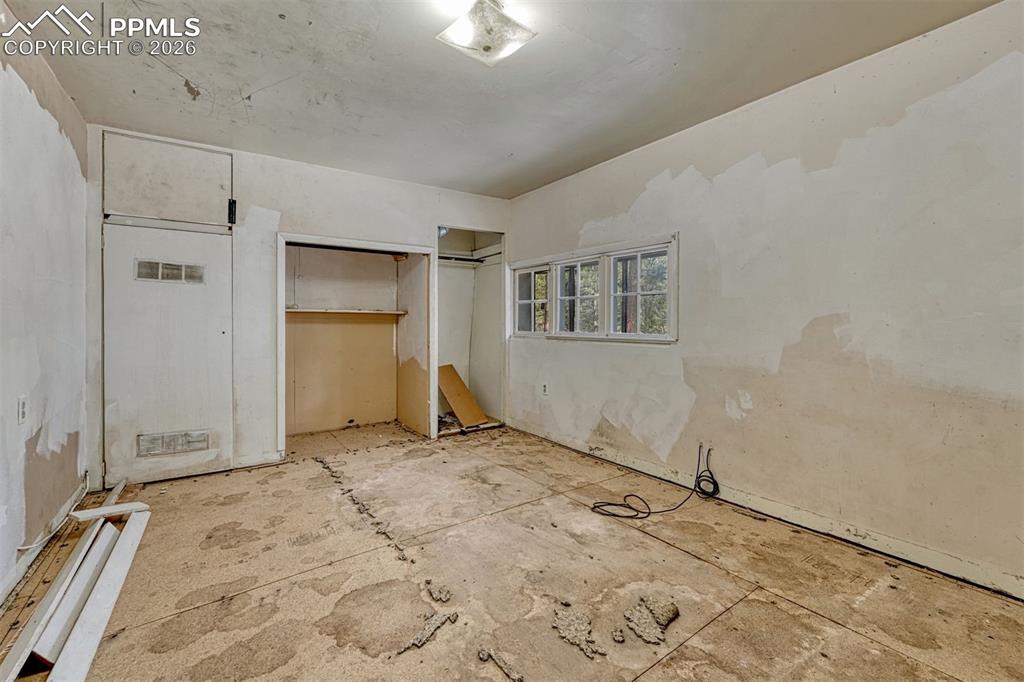 Image 17 of 49: Bedroom