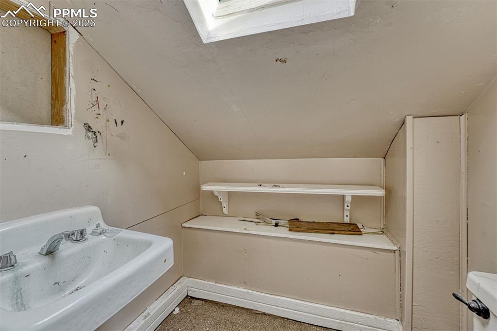 Image 27 of 49: Bathroom