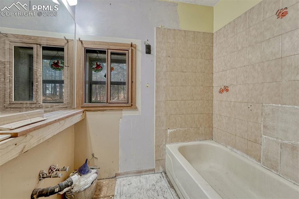 Image 31 of 49: Bathroom