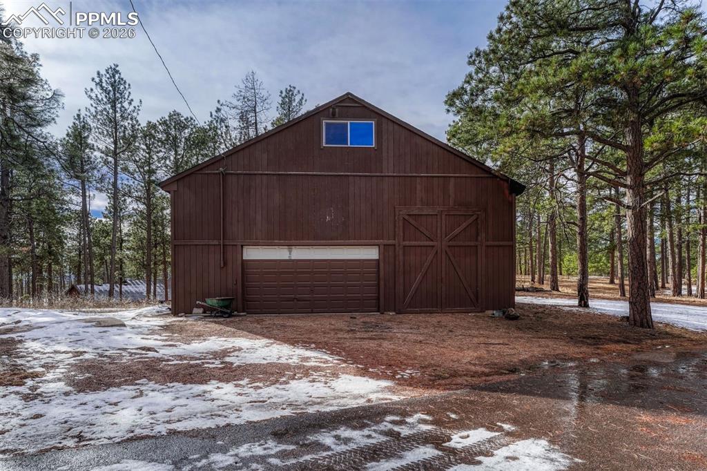 Image 41 of 49: Garage