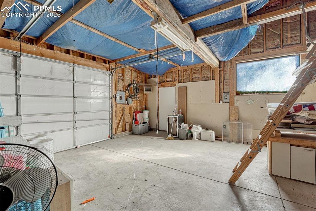 Image 42 of 49: Garage