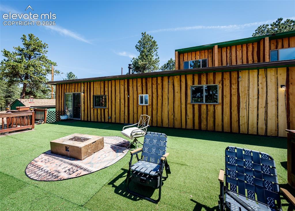 Image 14 of 50: Back of home and deck