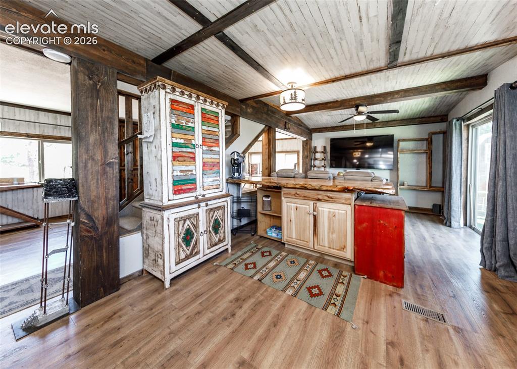 Image 18 of 50: Kitchen