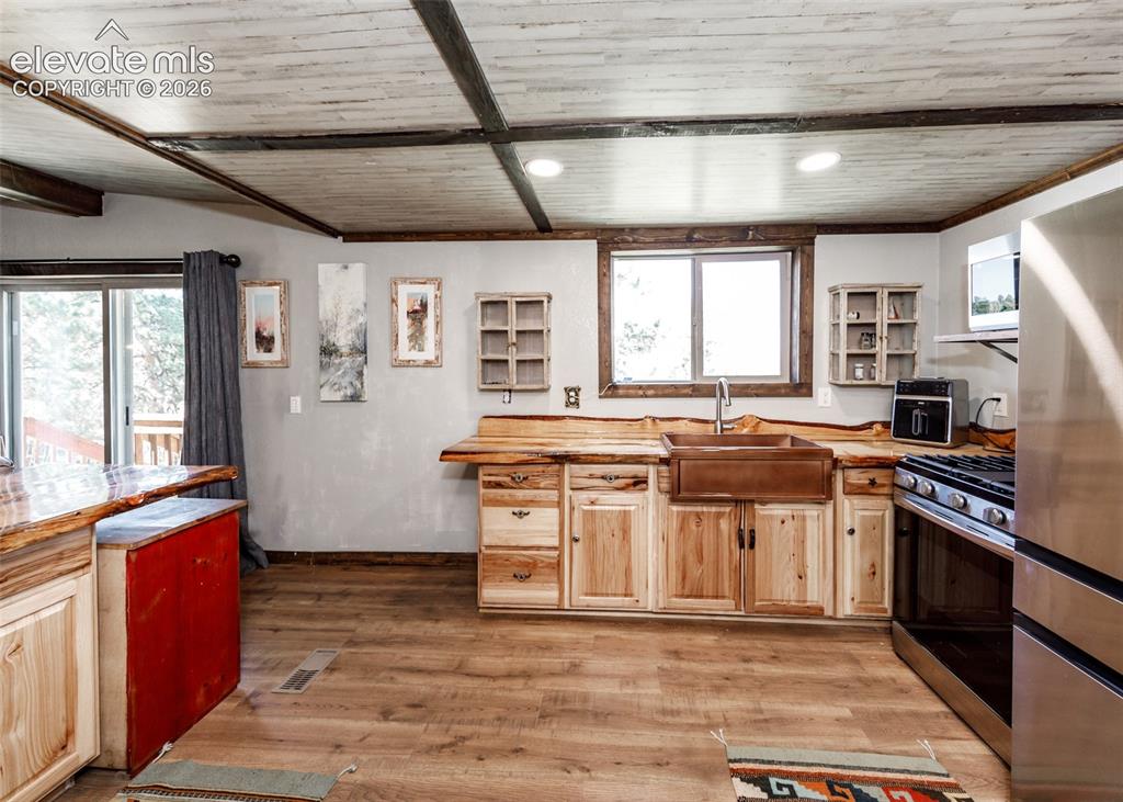 Image 19 of 50: Kitchen