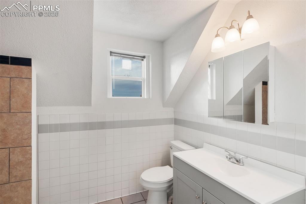 Image 25 of 37: Bathroom