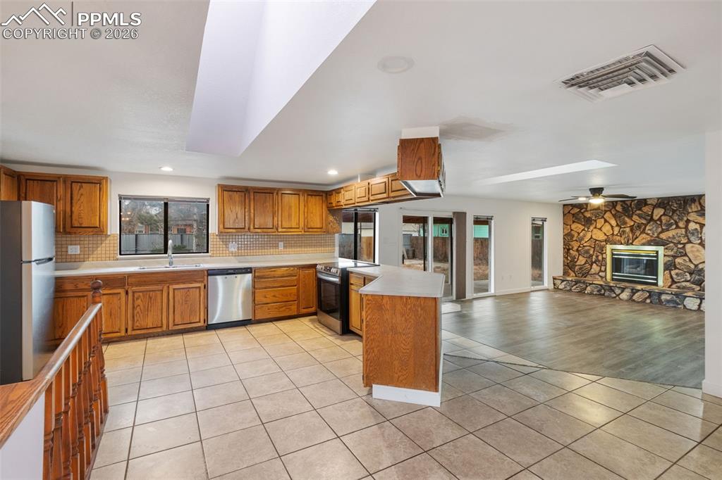 Image 3 of 37: Kitchen