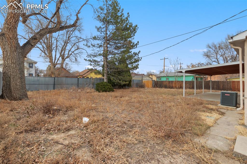 Image 33 of 37: Yard