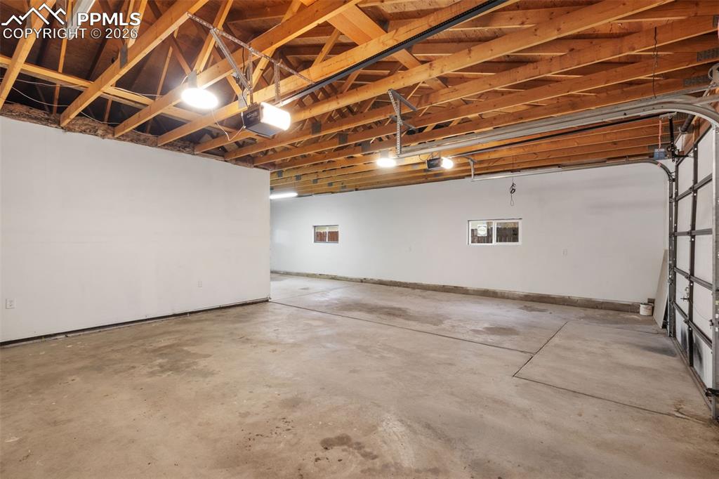 Image 34 of 37: Garage