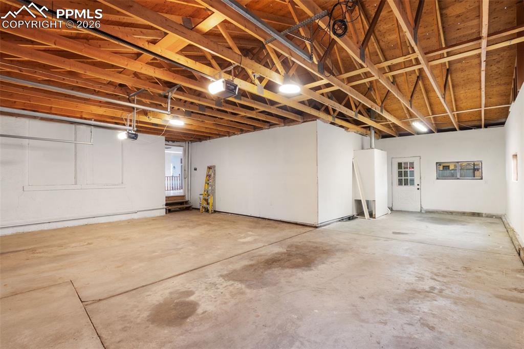 Image 35 of 37: Garage