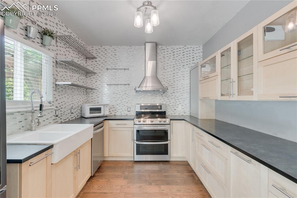 Image 12 of 44: Kitchen