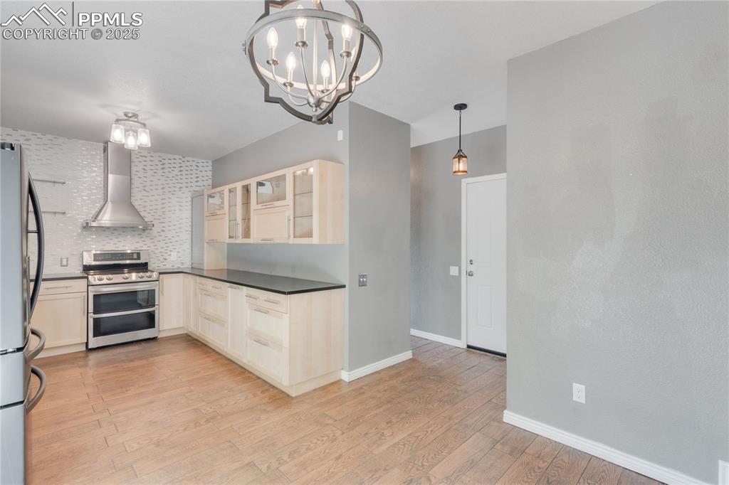 Image 16 of 44: Dining Area