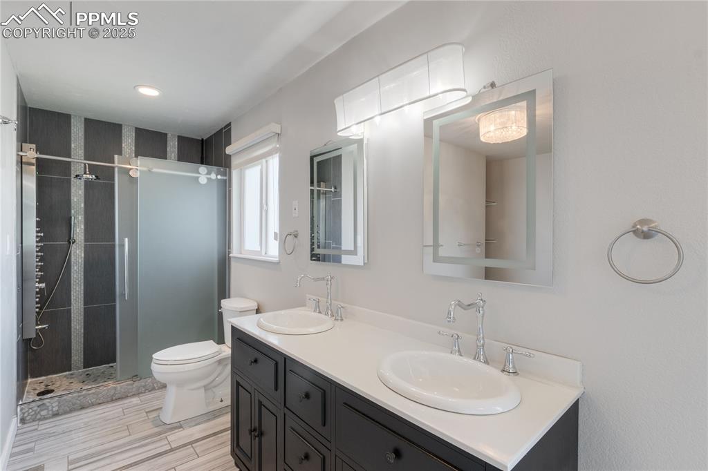Image 25 of 44: Master Bathroom